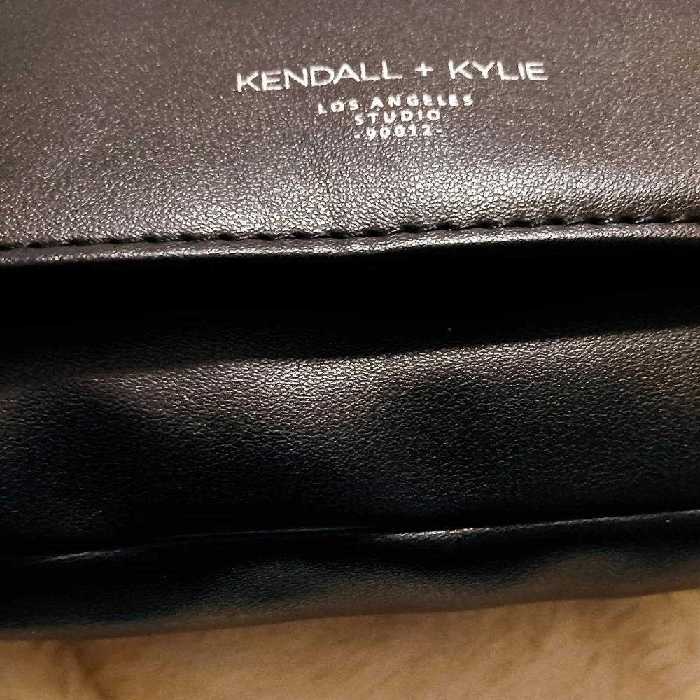 KENDALL + KYLIE NWT! Black Chain Purse - Picture 8 of 8
